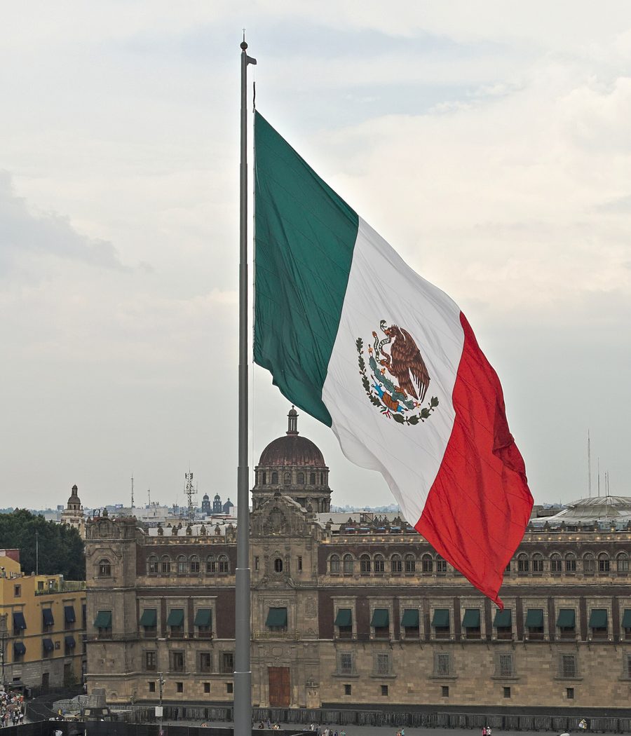 Bandera de México en el Zócalo de Ciudad de México